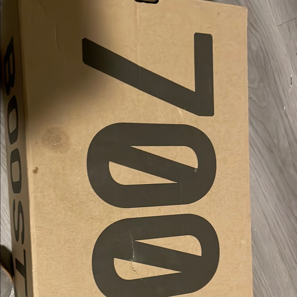 Yeezy Boost 700 Box